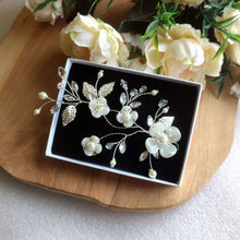 Charger l&#39;image dans la galerie, Ornement de cheveux floral avec cristal, perles, fleurs et feuilles argentées pour coiffure romantique de mariage champêtre-chic