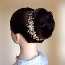 Charger l&#39;image dans la galerie, Vigne de cheveux florale semi-rustique avec feuilles dorées, perles, et strass sur chignon haut