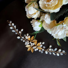 Charger l&#39;image dans la galerie, Vigne de cheveux d&#39;arrière-tête avec perles, cristal et feuilles dorées pour coiffure de mariage