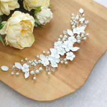 Charger l&#39;image dans la galerie, bijou de cheveux floral en perles et fleurs et feuilles blanches pour arrière-tête de coiffure de mariage