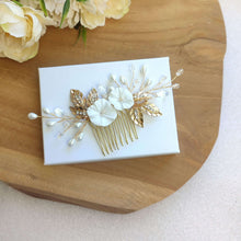 Charger l&#39;image dans la galerie, Peigne à cheveux floral de mariage bohème ou champêtre, Bijou de cheveux fleurs blanches, perles, cristal et feuilles dorées pour mariée romantique