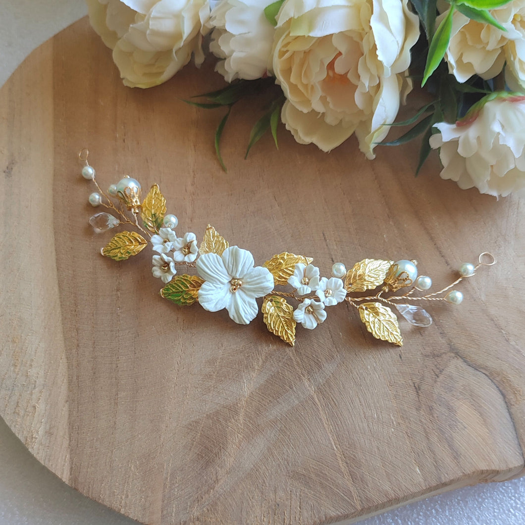 Bijou d'arrière-tête pour coiffure de mariage en design floral avec perles, fleurs blanches et feuilles dorées