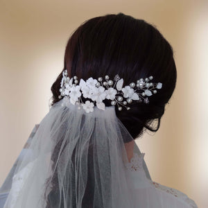 vigne de cheveux florale en perles et fleurs et feuilles blanches pour arrière-tête de coiffure de mariage