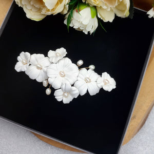 Bijou de cheveux en fleurs blanches et perles naturelles d'eau douce pour chignon ou arrière-tête de coiffure de mariage romantique champêtre-chic