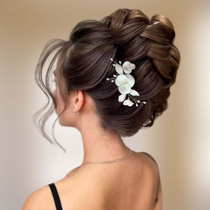 Bijou de cheveux floral avec fleurs et feuilles blanches en porcelaine froide et petites perles allongées en nacre pour coiffure ou chignon de mariage ou soirée