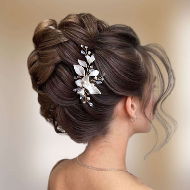 pince à cheveux florale avec feuilles et fleurs blanches en porcelaine froide, perles naturelles d'eau douce et cristaux de strass pour chignon de mariage ou coiffure de soirée