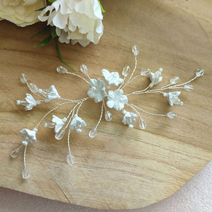 Accessoire de cheveux de design original avec fleurs blanches en argile polymère et cristal transparent sur fil argenté pour coiffure de mariage romantique champêtre