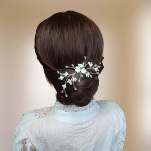 Vigne de cheveux de design original avec fleurs blanches en argile polymère et cristal transparent sur fil argenté pour coiffure de mariage romantique champêtre