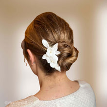 Charger l&#39;image dans la galerie, Pince à cheveux florale pour coiffure de mariage avec fleurs et feuilles blanches en porcelaine froide