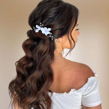 Charger l&#39;image dans la galerie, Ornement de cheveux peigne avec cristal transparent et fleurs et feuilles blanches en porcelaine froide pour chignon ou coiffure de mariage