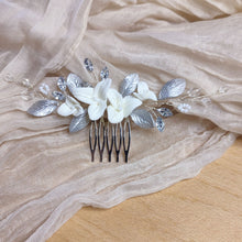 Charger l&#39;image dans la galerie, Bijou de cheveux Peigne style bohème pour coiffure de mariage avec cristal, strass, fleurs blanches et feuilles argentées en porcelaine froide