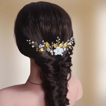 Charger l&#39;image dans la galerie, Long bijou de cheveux pour arrière-tête avec perles, cristaux, feuilles dorées et fleurs blanches pour coiffure de mariage bohème ou champêtre-chic