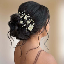 Charger l&#39;image dans la galerie, Vigne de cheveux florale avec cristal, perles, fleurs et feuilles argentées pour coiffure romantique de mariage champêtre-chic