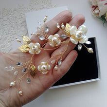 Charger l&#39;image dans la galerie, Vigne de cheveux florale avec cristal, perles, fleurs et feuilles dorées pour coiffure romantique de mariage champêtre-chic