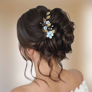 petit bijou de cheveux, vigne de cristal transparent, fleurs blanches et feuilles dorées pour chignon de mariage champêtre-chic