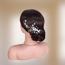 Charger l&#39;image dans la galerie, Grand bijou de cheveux floral avec perles naturelles, strass et feuilles et fleurs blanches en porcelaine froide pour coiffure raffinée de mariage