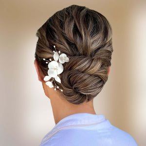 Bijou de cheveux floral avec fleurs et feuilles blanches en porcelaine froide et petites perles allongées en nacre pour coiffure ou chignon de mariage ou soirée