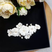 Charger l&#39;image dans la galerie, Ornement de cheveux en fleurs blanches et perles naturelles d&#39;eau douce pour chignon ou arrière-tête de coiffure de mariage romantique champêtre-chic