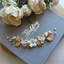 Charger l&#39;image dans la galerie, vigne de cheveux d&#39;arrière-tête pour coiffure de mariage en design floral avec perles, fleurs blanches et feuilles dorées