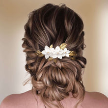 Charger l&#39;image dans la galerie, Ornement à cheveux en fleurs blanches et feuilles dorées en porcelaine froide pour coiffure de mariage