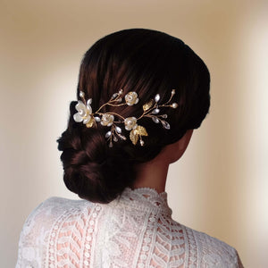 Vigne de cheveux florale avec cristal, perles, fleurs et feuilles dorées pour coiffure romantique de mariage champêtre-chic 