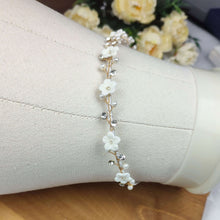 Charger l&#39;image dans la galerie, Détail du serre-tête floral Carine : perles nacrées, fleurs blanches en porcelaine et strass pour coiffure de mariée