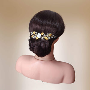 Vigne de cheveux courte avec perles nacrées, fleur blanche et feuilles dorées en porcelaine froide pour arrière tête ou chignon de mariage