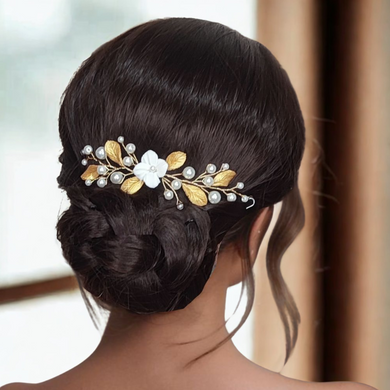 Vigne de cheveux courte avec perles nacrées, fleur blanche et feuilles dorées en porcelaine froide pour arrière tête ou chignon de mariage