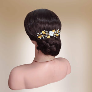 Vigne de cheveux courte avec perles nacrées, fleur blanche et feuilles dorées en porcelaine froide pour arrière tête ou chignon de mariage