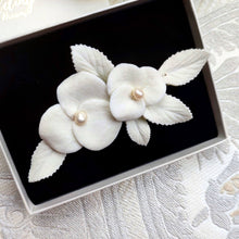 Charger l&#39;image dans la galerie, Détail du bijou de cheveux Karisa, fleurs et feuilles blanches façonnées à la main en porcelaine froide