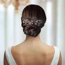 Charger l&#39;image dans la galerie, Accessoire mariage Leila en perles d’eau douce porté sur un chignon bas