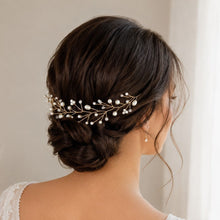Charger l'image dans la galerie, Bijou de cheveux mariage Leila porté sur un chignon bas avec perles en verre
