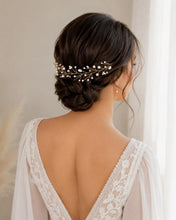 Charger l'image dans la galerie, Bijou de cheveux mariage Leila porté sur un chignon bas avec perles en verre