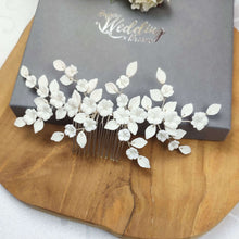 Charger l&#39;image dans la galerie, Peigne à cheveux Aude en finition argentée, bijou de mariée floral fait main.