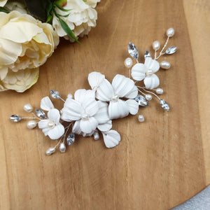 accessoire de cheveux avec feuilles et fleurs blanches en argile polymère, perles naturelles d'eau douce et strass transparent pour chignon ou coiffure de mariage champêtre-chic