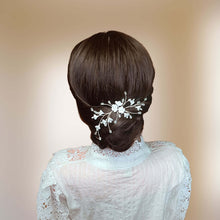 Charger l&#39;image dans la galerie, Ornement de cheveux de design original avec fleurs blanches en argile polymère et cristal transparent sur fil argenté pour coiffure de mariage romantique champêtre