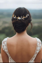 Charger l&#39;image dans la galerie, Bijou de cheveux noir et or porté dans un chignon bas élégant pour une mariée, en extérieur.