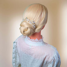 Charger l&#39;image dans la galerie, Vigne de cheveux courte pour coiffure de mariage rustique avec perles et feuilles argentées