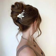 Charger l&#39;image dans la galerie, Bijou de cheveux Daria en porcelaine blanche porté sur un chignon banane, accessoire de mariage élégant et artisanal