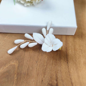 Bijou de cheveux mariage Daria en porcelaine froide blanche, fleur et perles façonnées à la main.