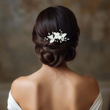 Charger l&#39;image dans la galerie, Bijou de cheveux Aliénor en porcelaine blanche avec perles et cristaux, porté sur un chignon bas élégant de mariée