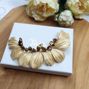 Bijou de cheveux en feuilles en porcelaine froide façonnées à la main et teintées en doré léger et perles naturelles keshi pour chignon de mariage ou soirée