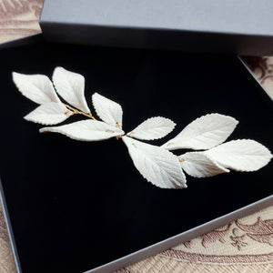 Bijou d'arrière-tête style grec en feuilles ivoires en porcelaine froide façonnées à la main pour coiffure de mariage bohème romantique