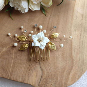 Bijou de cheveux Peigne avec fleur blanche en porcelaine froide, feuilles dorées et délicates branches de perles et cristaux de strass transparent pour coiffure de mariage bohème ou champêtre