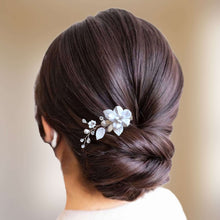 Charger l&#39;image dans la galerie, Bijou de cheveux Audra en fleurs blanches et strass porté sur un chignon bas de mariée.