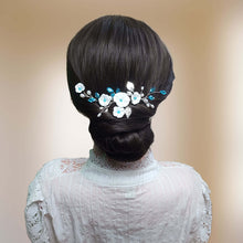 Charger l&#39;image dans la galerie, Ornement d&#39;arrière-tête avec fleurs blanches, feuilles argentées, perles naturelles et cristaux de strass bleu pour coiffure de mariage