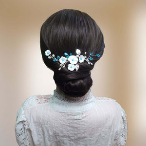 Ornement d'arrière-tête avec fleurs blanches, feuilles argentées, perles naturelles et cristaux de strass bleu pour coiffure de mariage