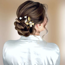 Charger l&#39;image dans la galerie, Petit bijou floral avec perles naturelles keshi bronze doré, fleurs nacrées et feuilles dorées en porcelaine froide pour coiffure de mariage ou soirée chic.
