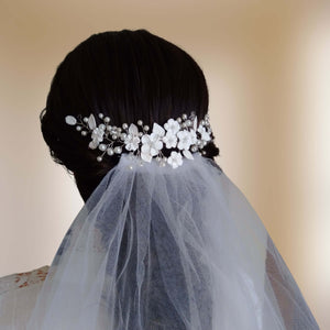 vigne de cheveux florale de mariage en perles et fleurs et feuilles blanches pour arrière-tête
