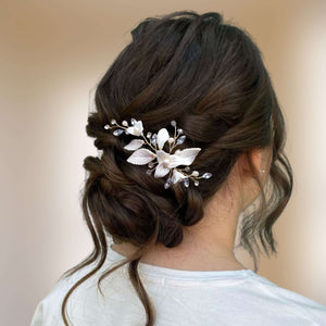 pince à cheveux florale avec feuilles et fleurs blanches en porcelaine froide, perles naturelles d'eau douce et cristaux de strass pour chignon de mariage ou coiffure de soirée